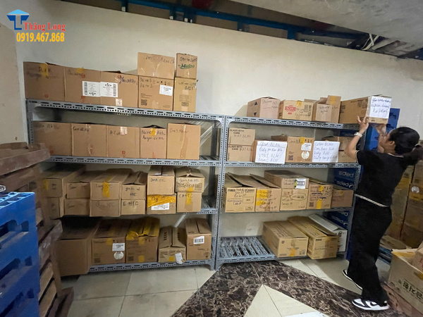 Kệ kho v lỗ - Giải pháp dọn dẹp nhà cửa, kho hàng cuối năm