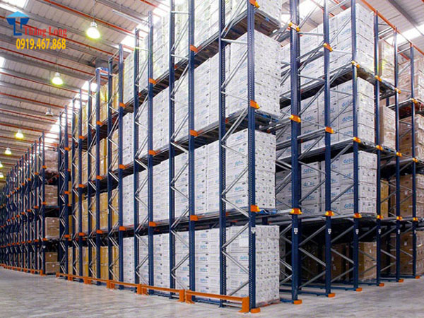 Kệ kho xưởng 1000m2 - Giải pháp bố trí tối ưu diện tích và lối đi