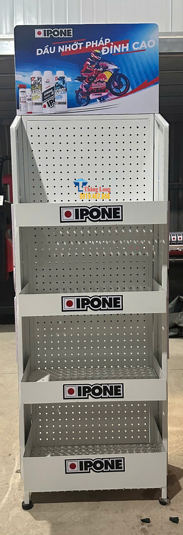 Tối ưu không gian trưng bày với kệ quảng cáo dầu nhớt Ipone 