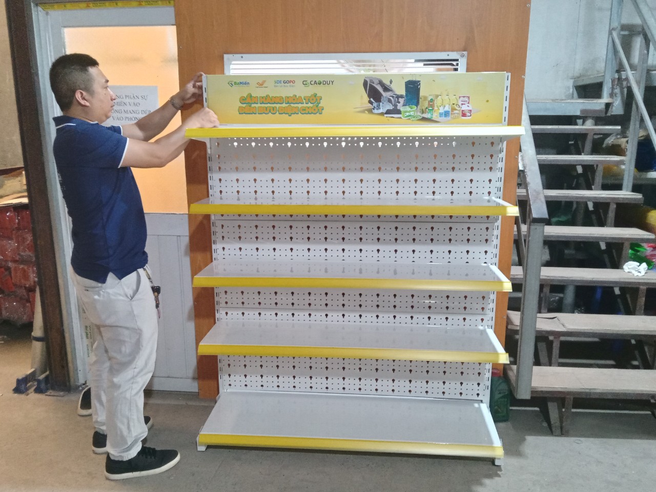 Cách chọn đơn vị thiết kế, thi công kệ trưng bày quảng cáo uy tín Cách chọn đơn vị thiết kế, thi công kệ trưng bày quảng cáo uy tín
