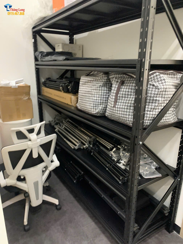 Kệ trung tải màu đen chất lượng, giá tốt, lắp đặt tận nơi