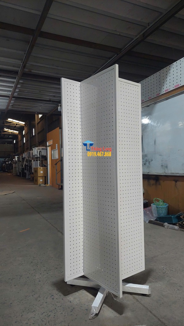 Kệ xoay 4 mặt tôn lỗ - Giải pháp trưng bày linh hoạt