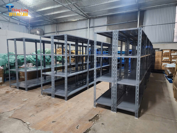 Lắp đặt kệ kho quần áo tại Long Biên