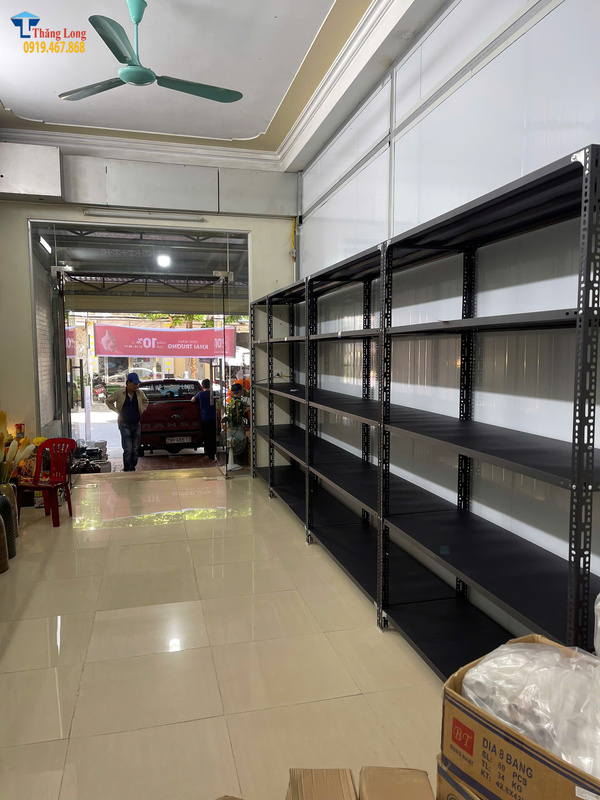 Lắp kệ sắt màu đen để gốm sứ Bát Tràng