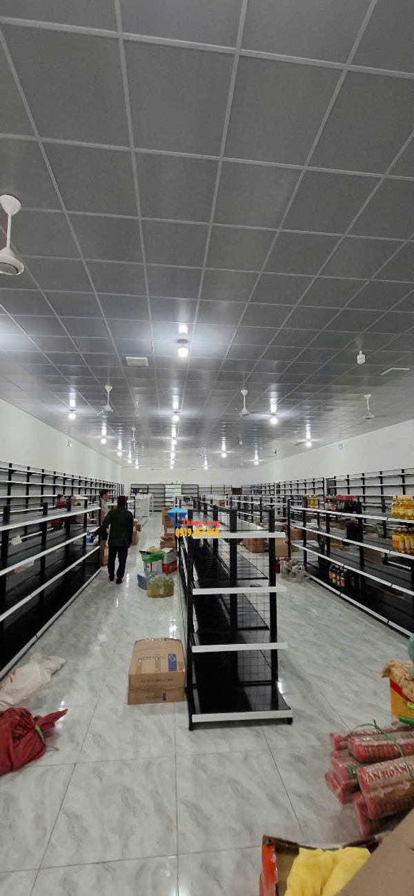 Lắp kệ siêu thị màu đen cho cửa hàng bách hóa tại Bình Phước