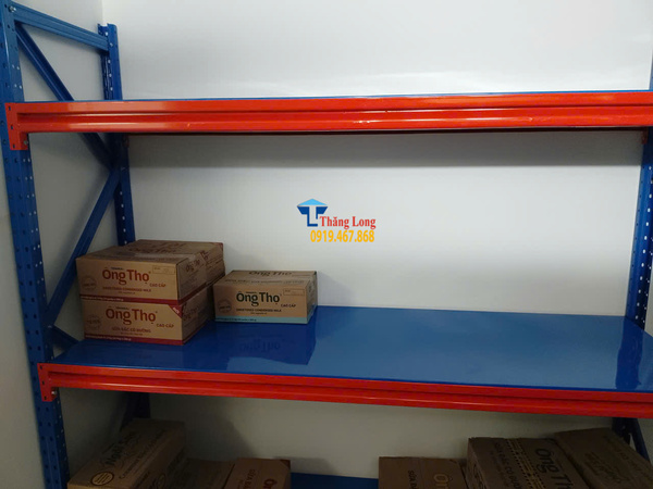 Lắp kệ trung tải trưng bày sữa cho hệ thống cửa hàng sữa Vinamilk