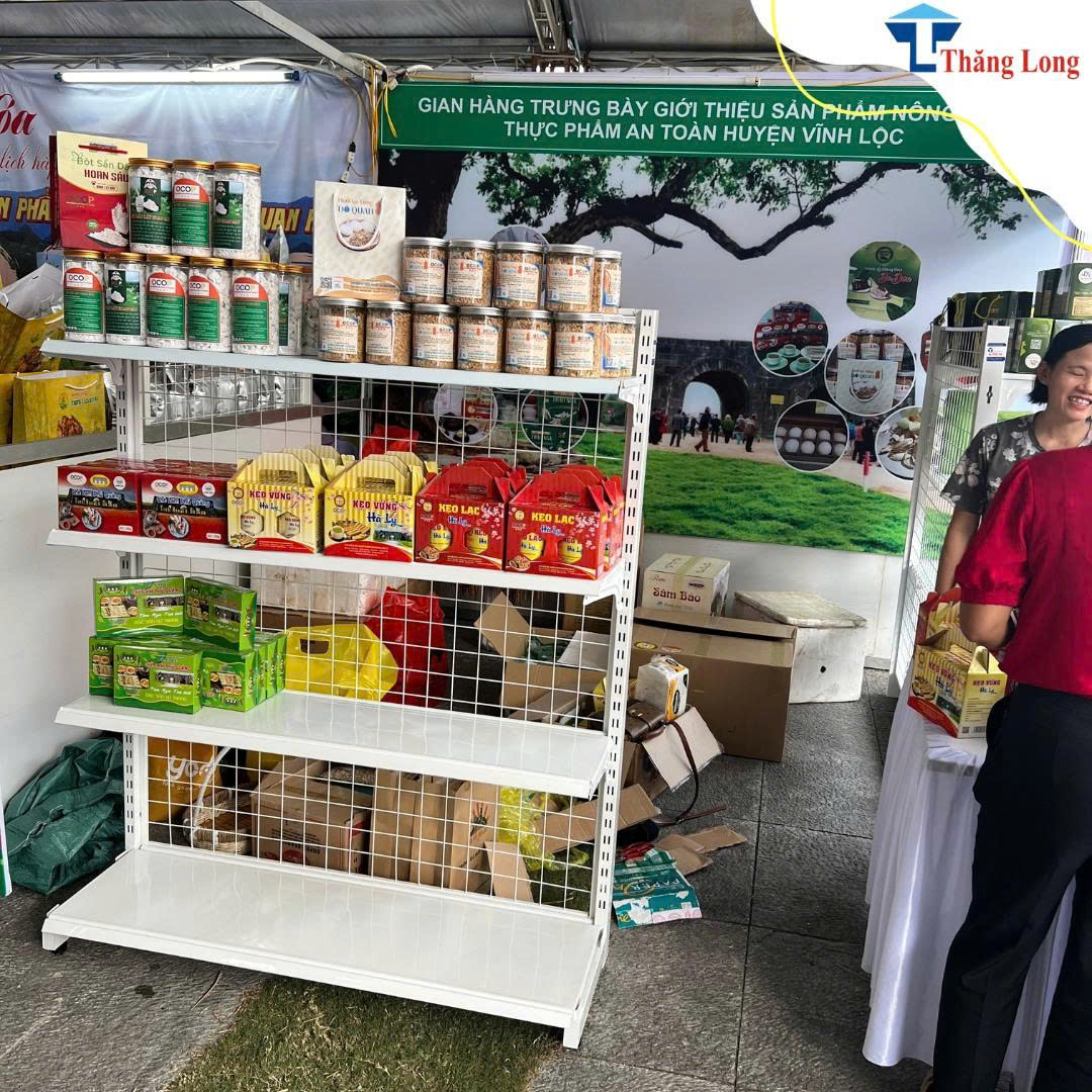 Nên chọn kệ trưng bày quảng cáo theo sản phẩm hay theo không gian?