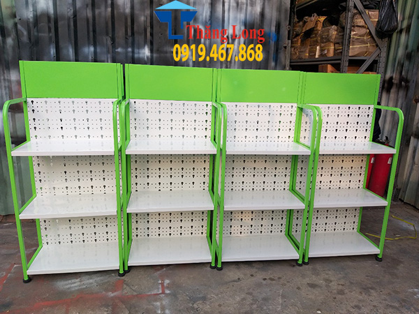 So sánh kệ quảng cáo mica và kệ quảng cáo sắt - nên chọn loại nào?