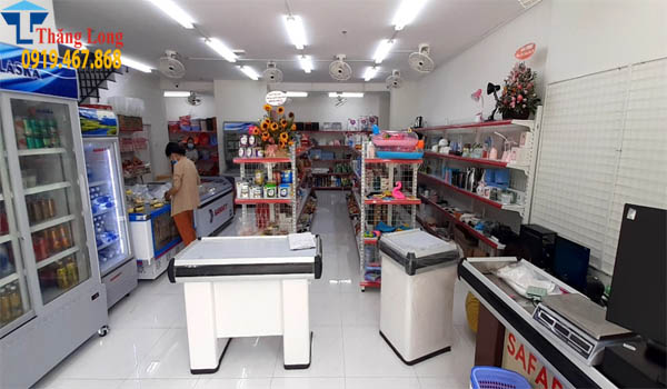 Lắp đặt giá kệ trưng bày cho siêu thị Safari mart