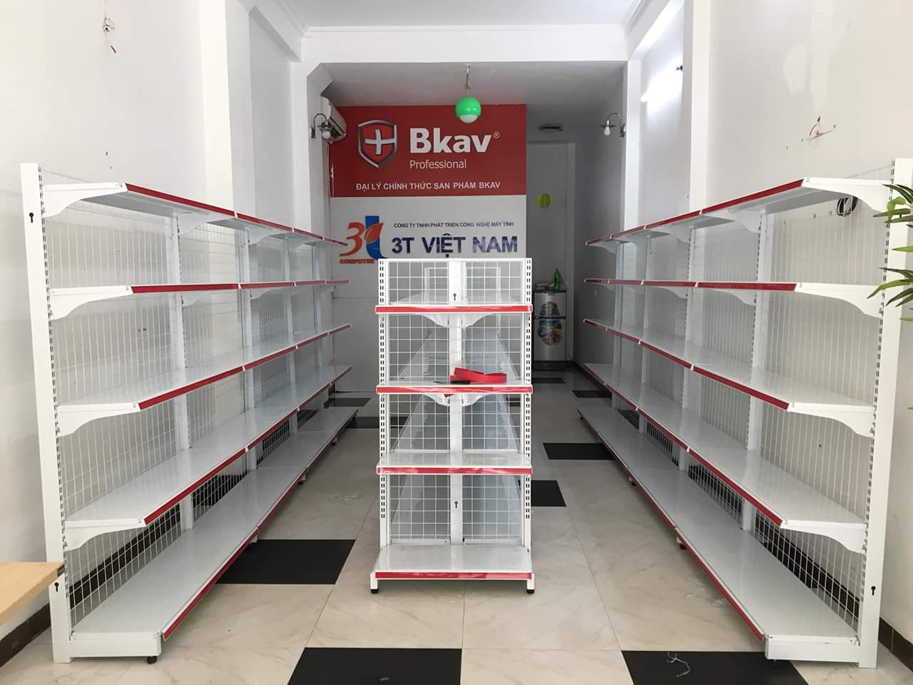 Những rủi ro khó tránh khi mua kệ trưng bày sản phẩm giá rẻ Những rủi ro khó tránh khi mua kệ trưng bày sản phẩm giá rẻ