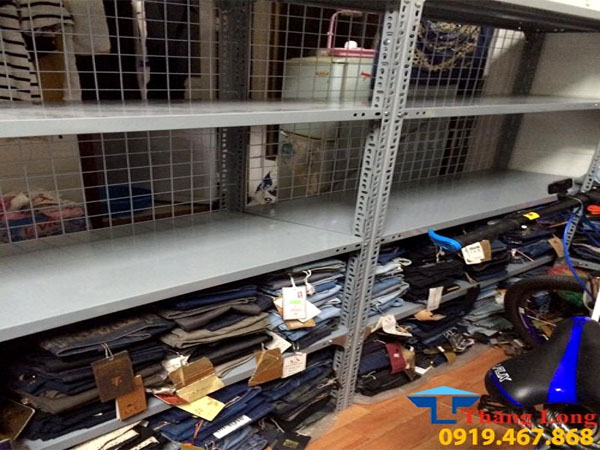 Lắp đặt kệ kho quần áo cho Lyra Shop Hồ Tùng Mậu