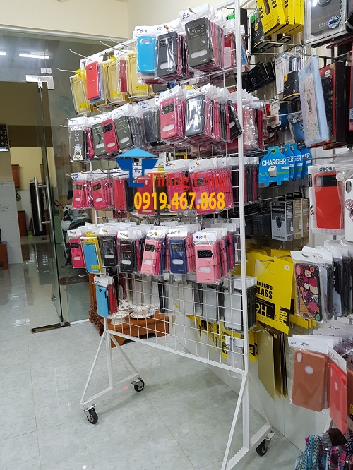 Lắp đặt kệ móc treo phụ kiện điện thoại tại Hóc Môn, TPHCM