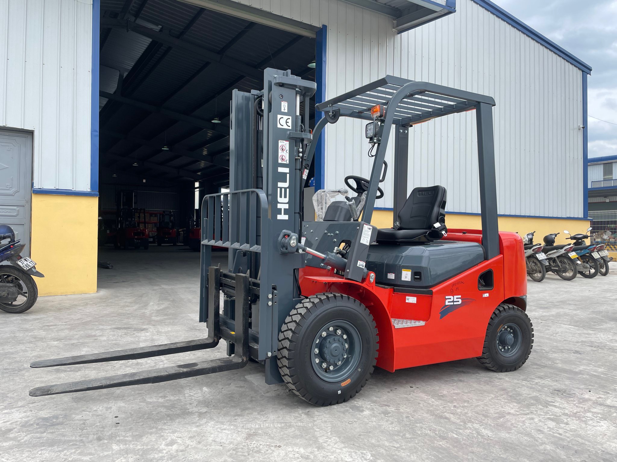 Kinh nghiệm lựa chọn xe nâng theo đặc thù kho hàng Kinh nghiệm lựa chọn xe nâng theo đặc thù kho hàng